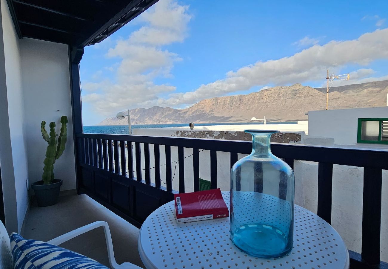 Apartamento en  Famara - Caleta de Famara.  Primera línea de playa con balcón!