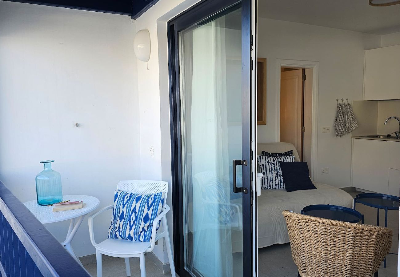 Apartamento en  Famara - Caleta de Famara.  Primera línea de playa con balcón!