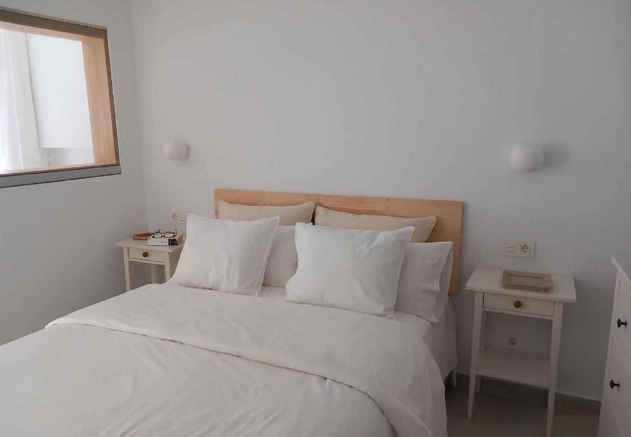 Apartamento en  Famara - Caleta de Famara.  Primera línea de playa con balcón!