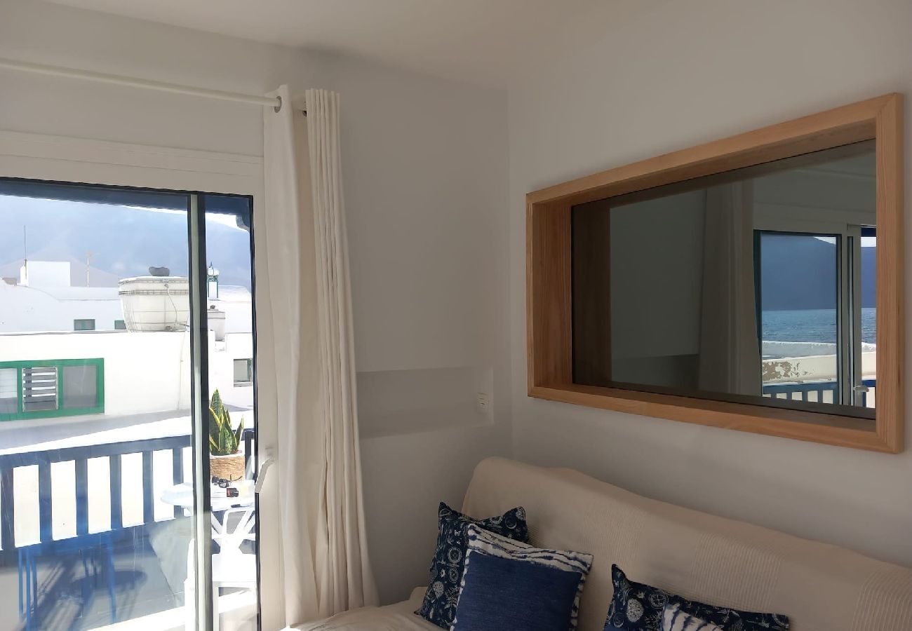 Apartamento en  Famara - Caleta de Famara.  Primera línea de playa con balcón!