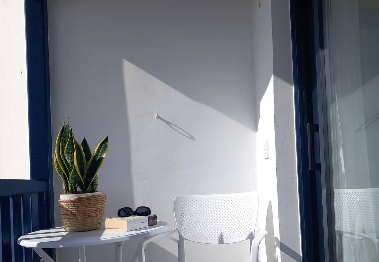 Apartamento en  Famara - Caleta de Famara.  Primera línea de playa con balcón!