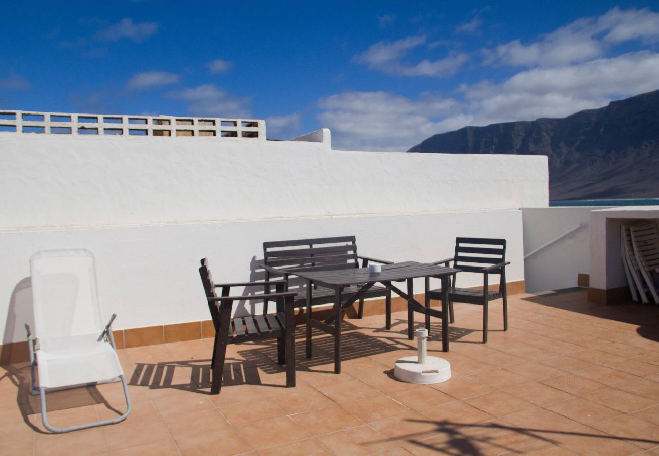 Apartamento en  Famara - Caleta de Famara.  Primera línea de playa con balcón!