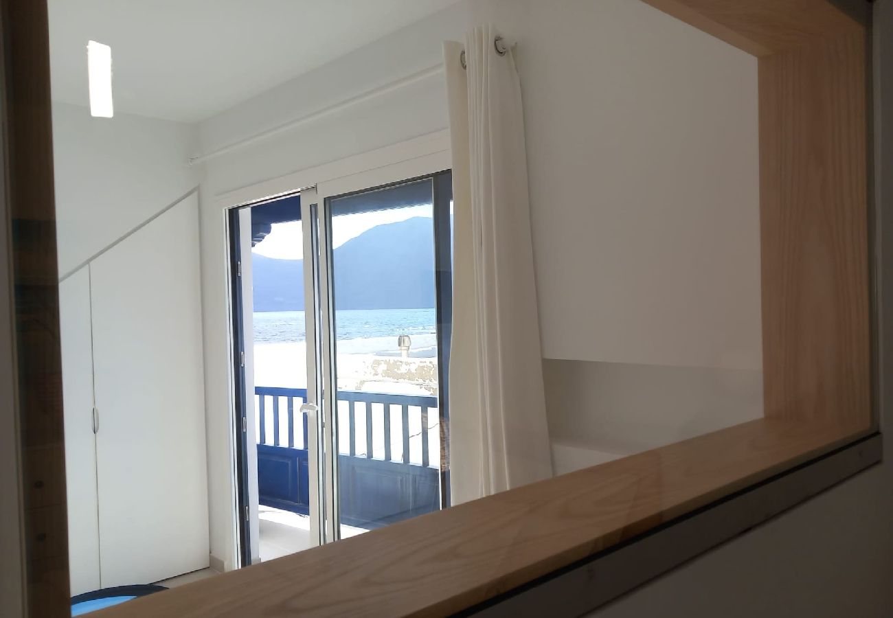 Apartamento en  Famara - Caleta de Famara.  Primera línea de playa con balcón!