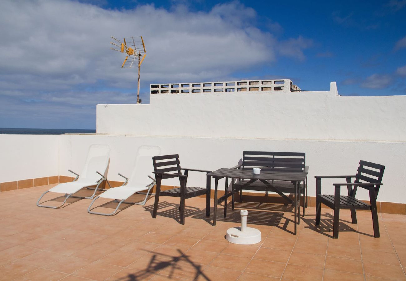 Apartamento en  Famara - Caleta de Famara.  Primera línea de playa con balcón!