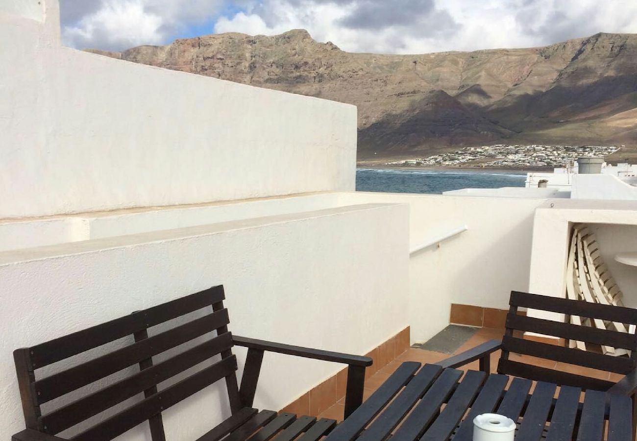 Apartamento en  Famara - Caleta de Famara.  Primera línea de playa con balcón!