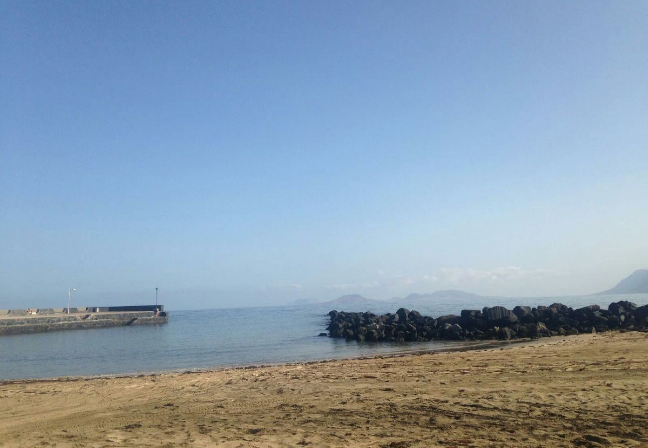 Apartamento en  Famara - Caleta de Famara.  Primera línea de playa con balcón!