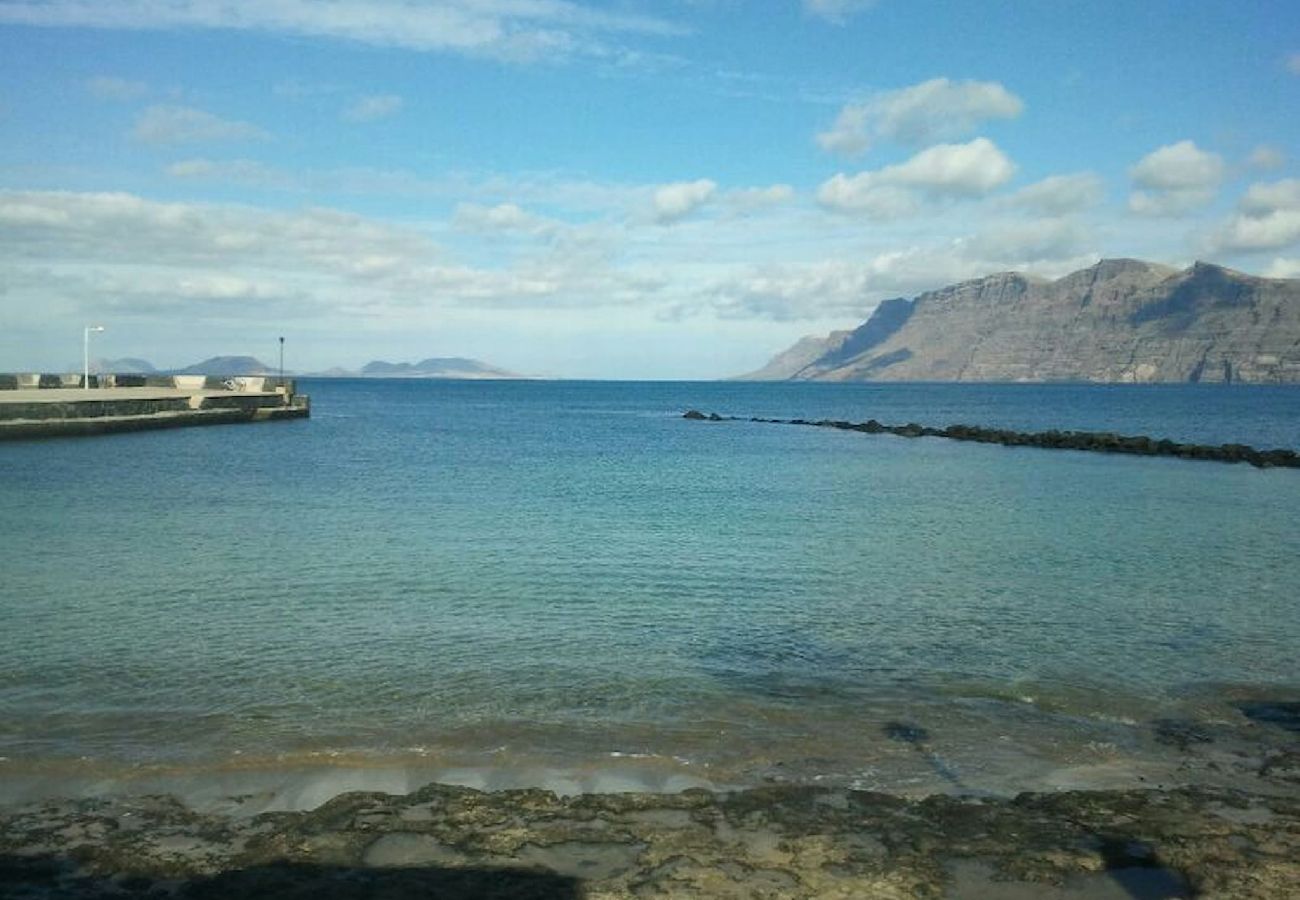 Apartamento en  Famara - Caleta de Famara.  Primera línea de playa con balcón!