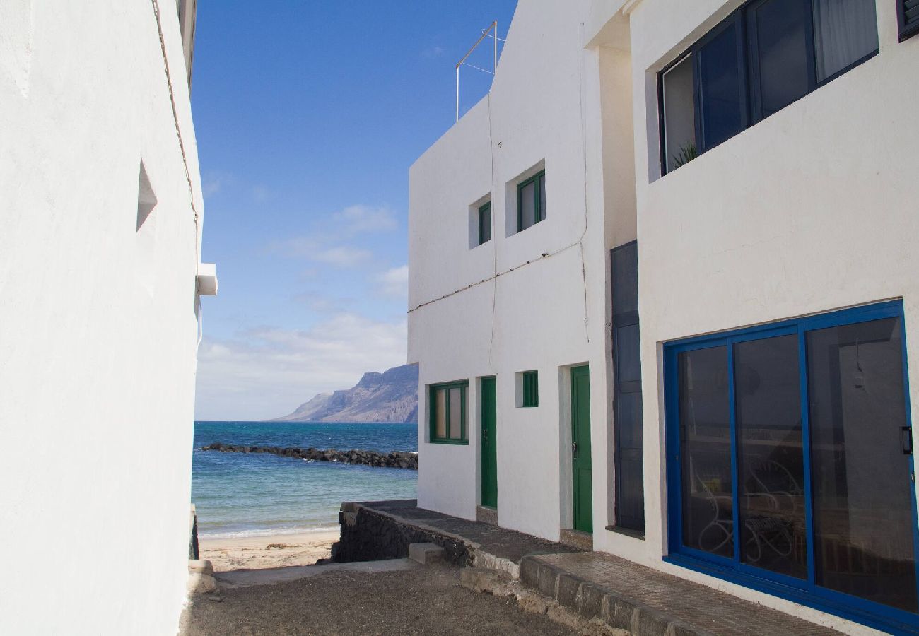 Ferienwohnung in  Famara - Caleta de Famara. Strandlage mit Balkon!