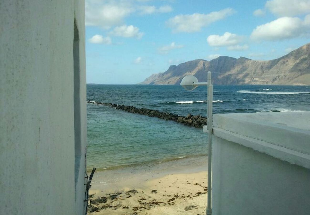 Ferienwohnung in  Famara - Caleta de Famara. Strandlage mit Balkon!