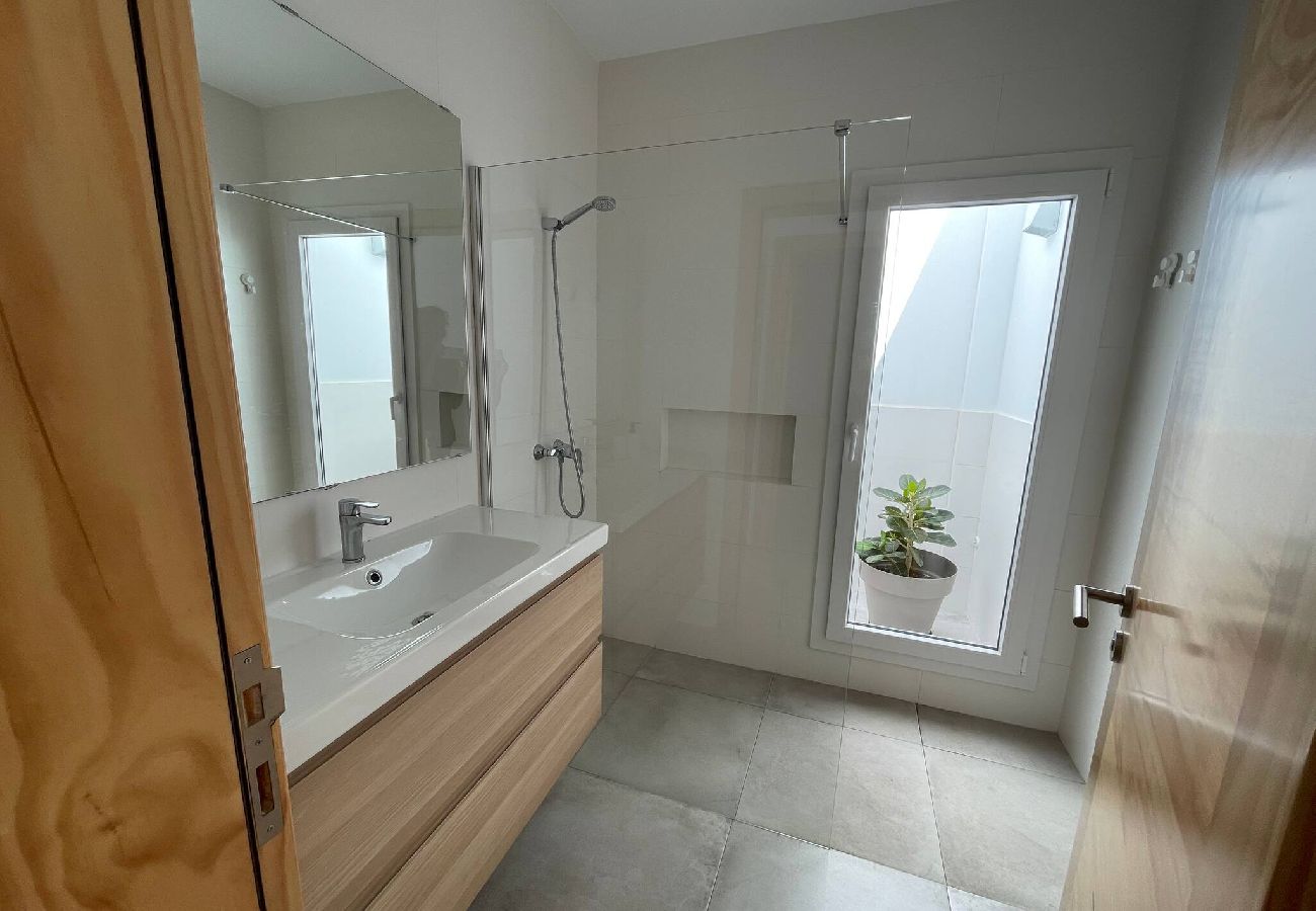 House in  Famara - Caleta de Famara. Cosy and spacious house!