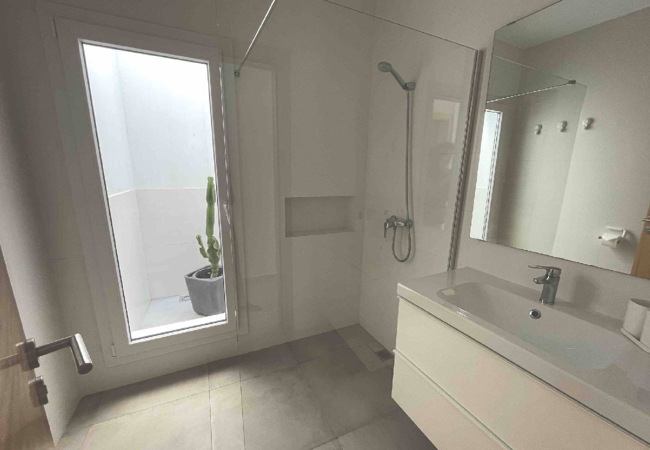 House in  Famara - Caleta de Famara. Cosy and spacious house!