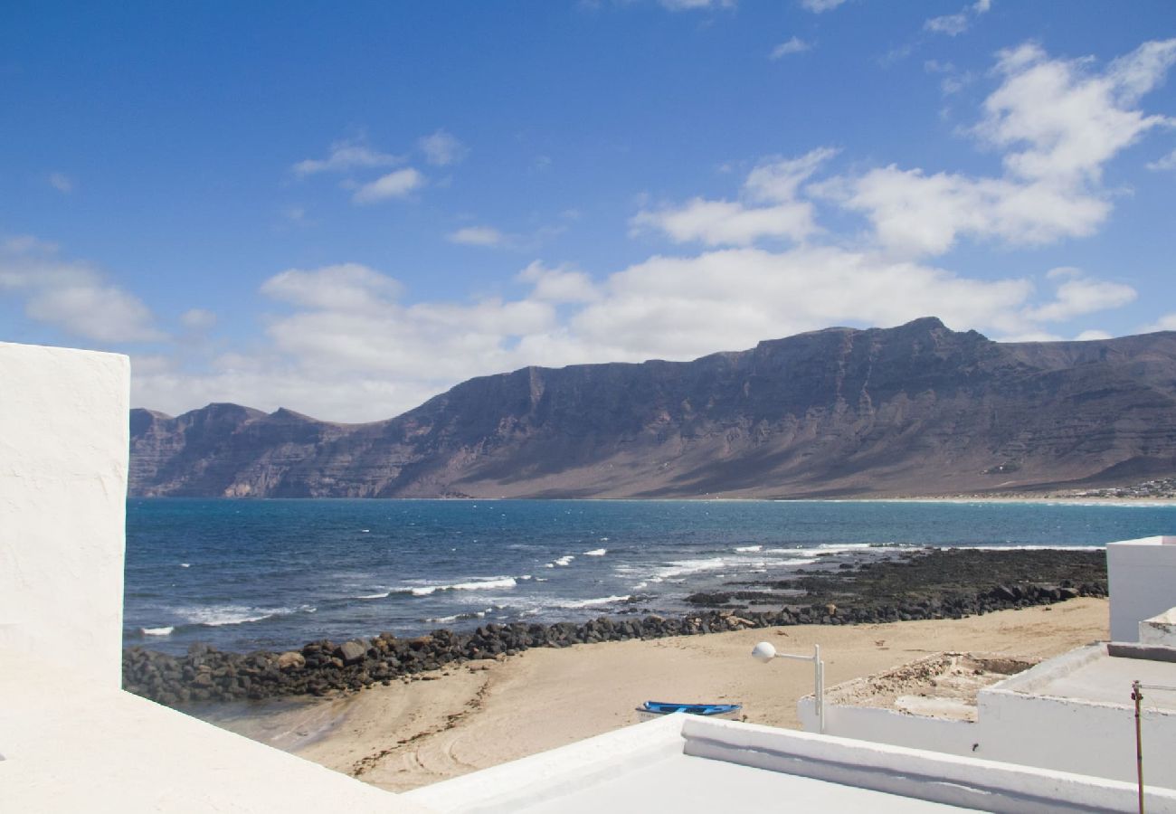Apartment in  Famara - Caleta de Famara. Beachfront property with balcony!