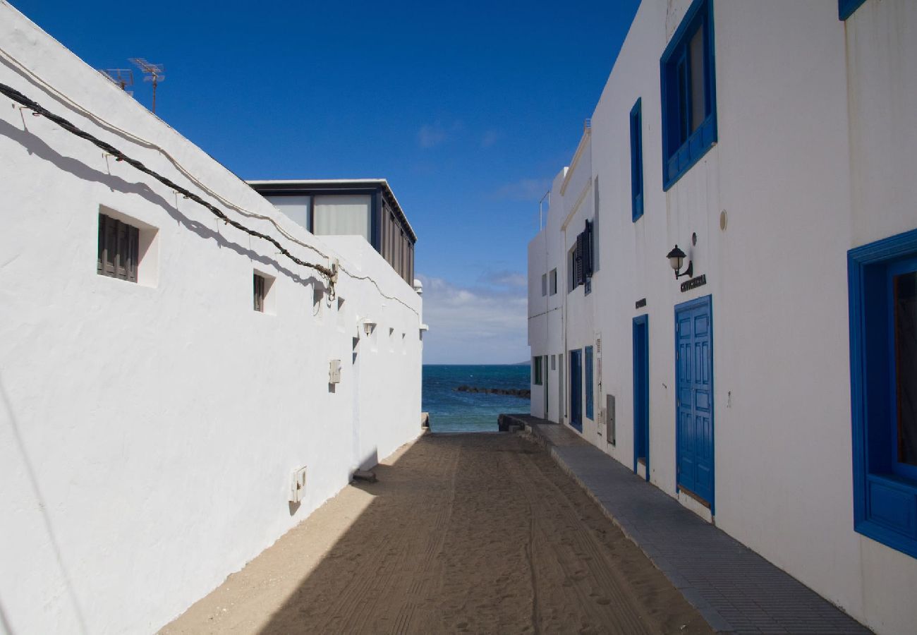 Apartment in  Famara - Caleta de Famara. Beachfront property with balcony!