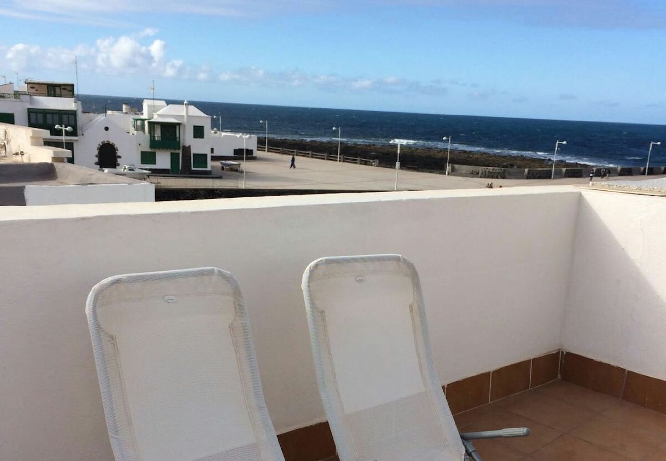 Apartment in  Famara - Caleta de Famara. Beachfront property with balcony!