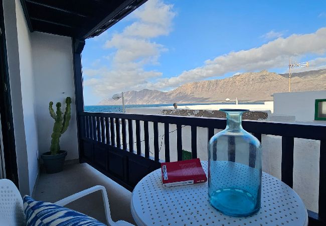 Appartement à  Famara - Caleta de Famara. En première ligne de plage avec balcon !