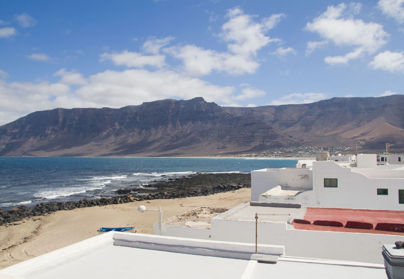 Appartement à  Famara - Caleta de Famara. En première ligne de plage avec balcon !
