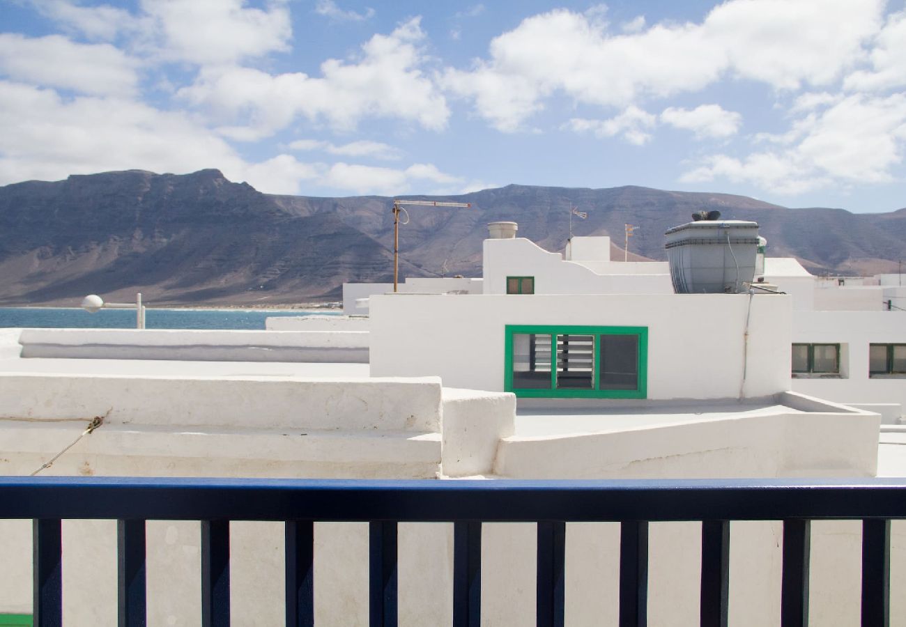 Appartement à  Famara - Caleta de Famara. En première ligne de plage avec balcon !
